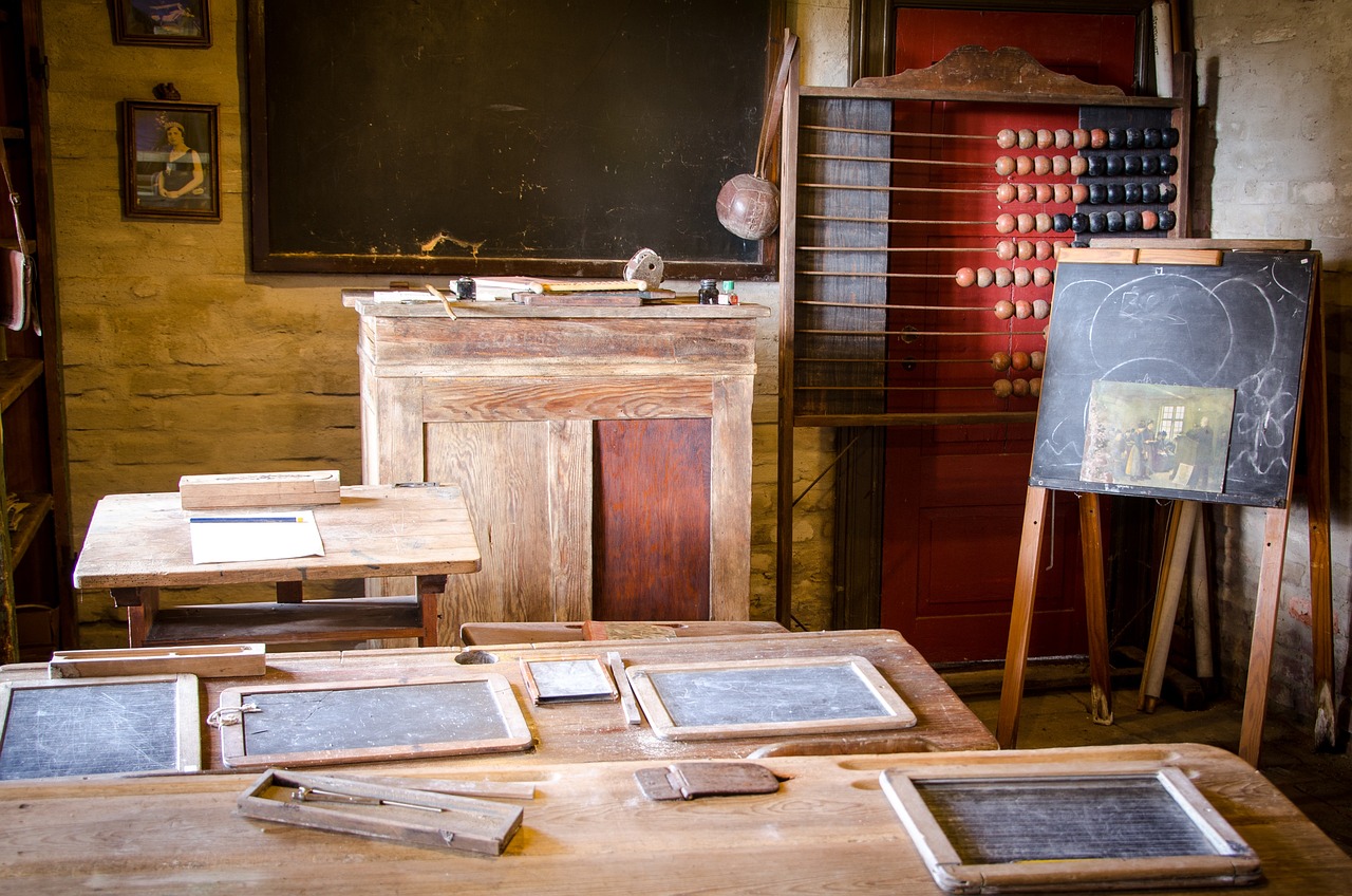 antique, classroom, desk-1854416.jpg